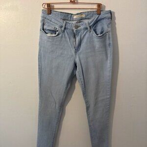 LEVI STRAUSS & CO. 711 Skinny Jeans